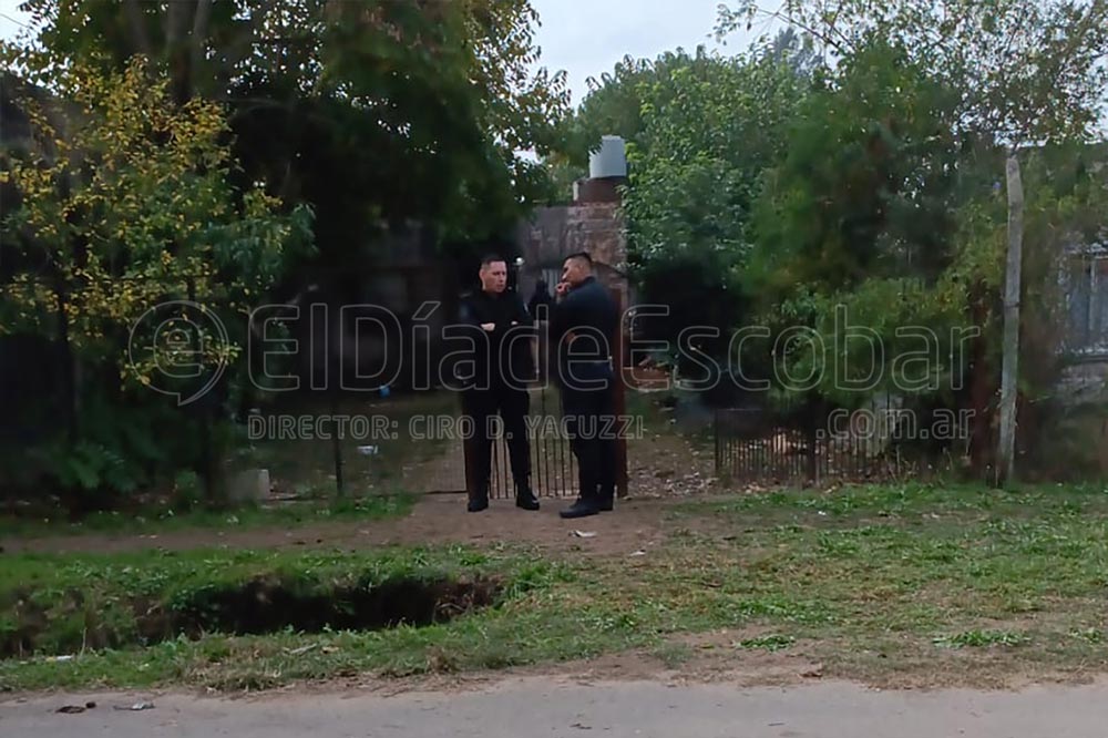 policías en la puerta de una casa