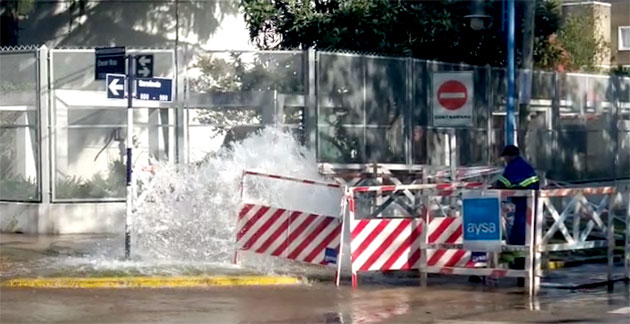AySA aclaró el motivo de la llamativa salida de agua en una esquina de Escobar