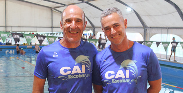 Una dupla inseparable: treinta años enseñando a nadar a los escobarenses