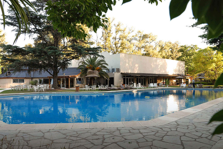 Pileta Howard Johnson Escobar Hotel & Resort