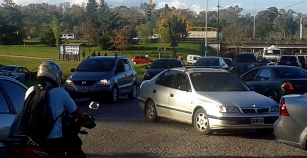 Hartazgo por el tránsito que se acumula en el puente de ruta 26 y Panamericana