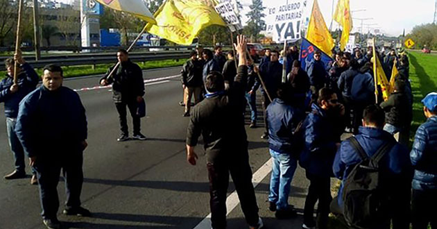 Protesta de choferes de la línea 60: reclaman $400 mil de sueldo básico