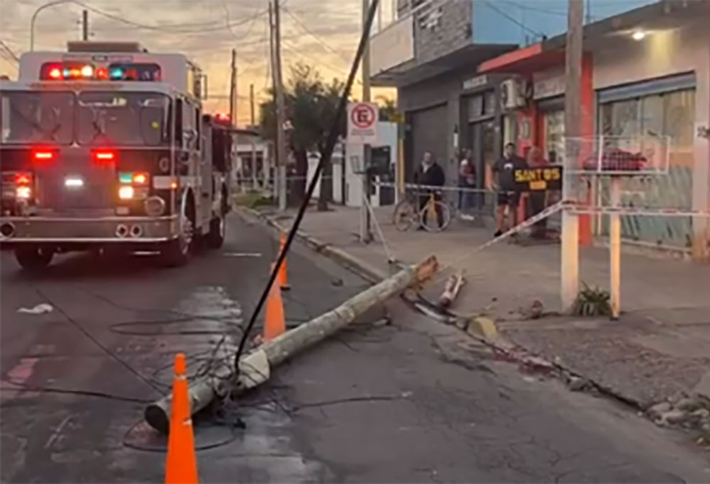 poste de telefonía caído en la calle