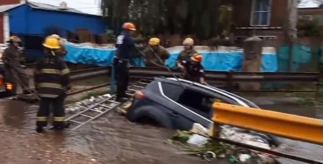Auto cayó a un zanjón en Garín y su conductor tuvo que salir nadando