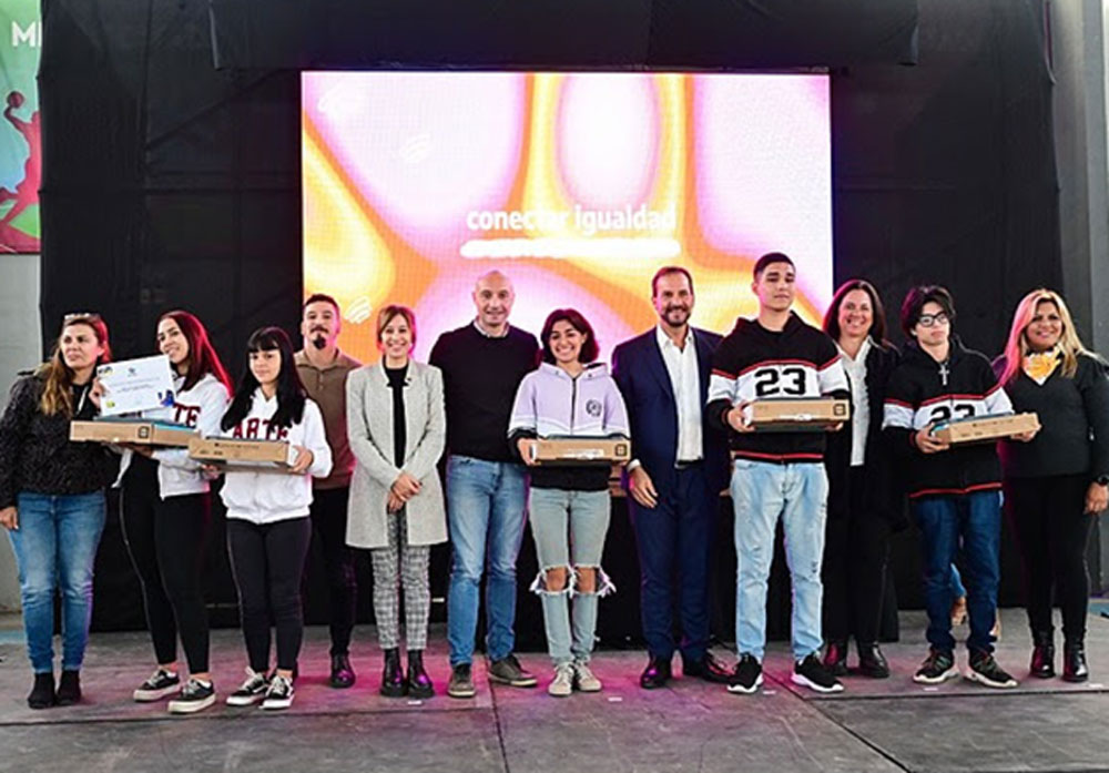 autoridades y alumnos con netbooks