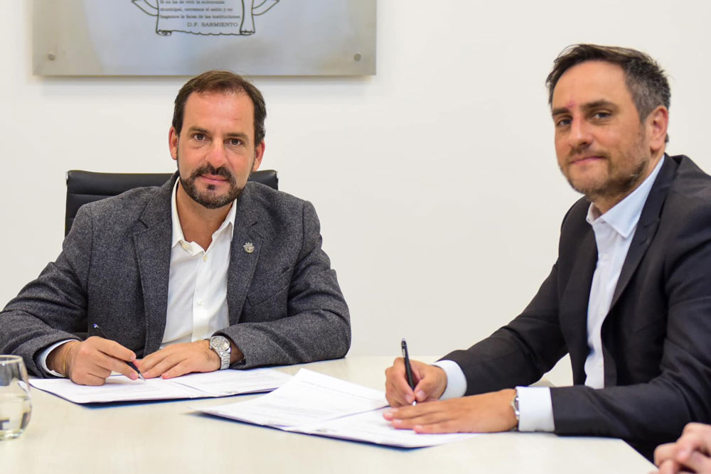 Sujarchuk y Cabandi&eacute; firman convenio