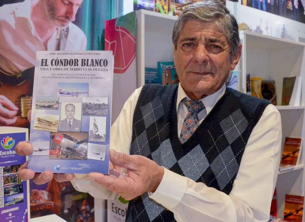 José Da Fonseca muestra su libro "El Cóndor Blanco"