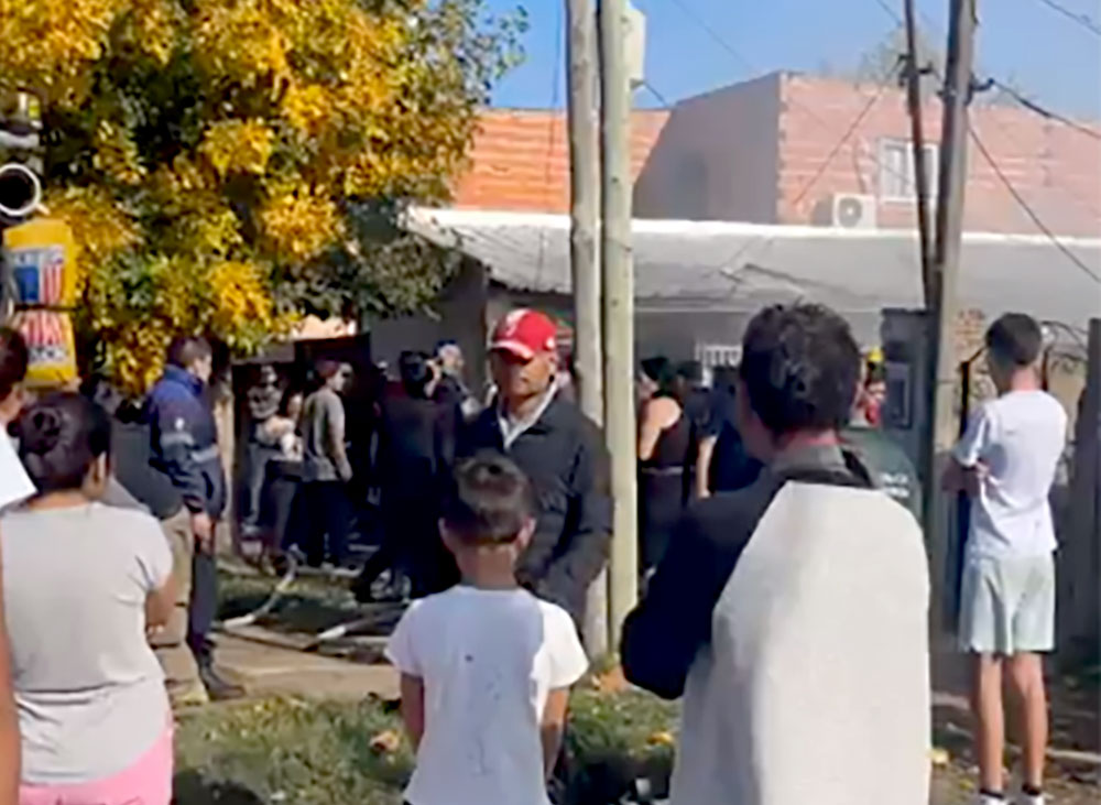 vecinos viendo el incendio