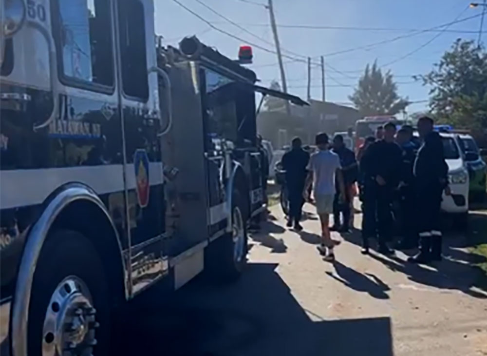 vecinos miran el trabajo de los bomberos