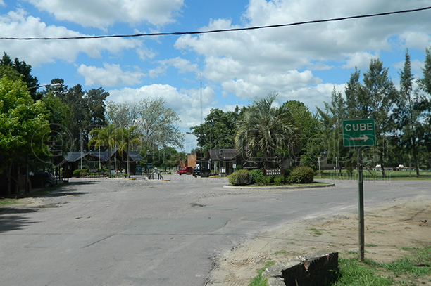 Entrada al Náutico Escobar Country Club