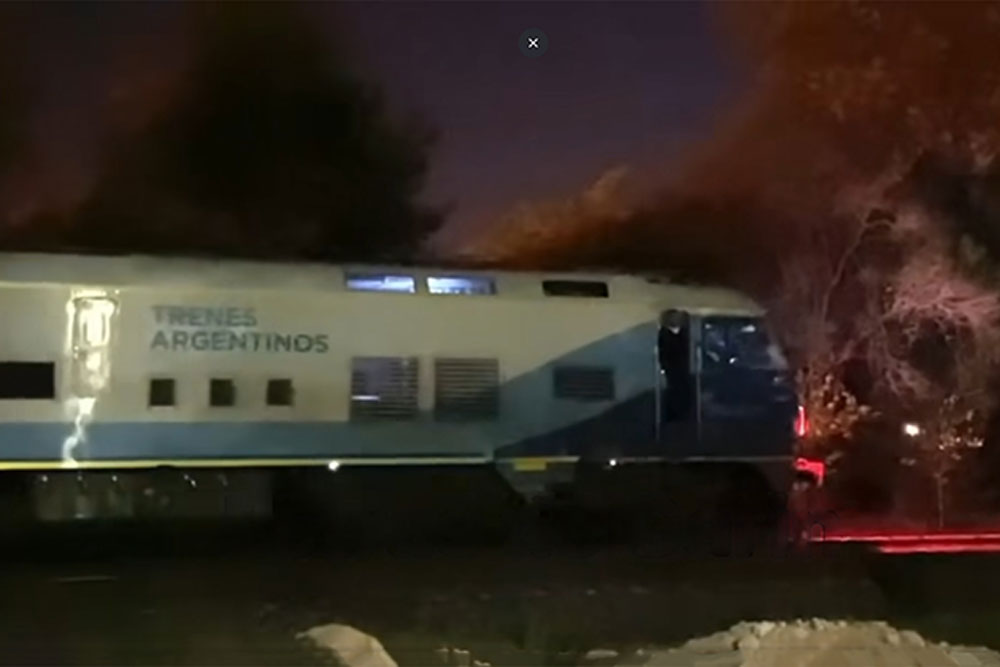 tren detenido sobre las vías