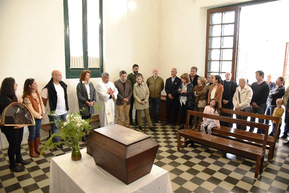 ceremonia en la capilla del cementerio