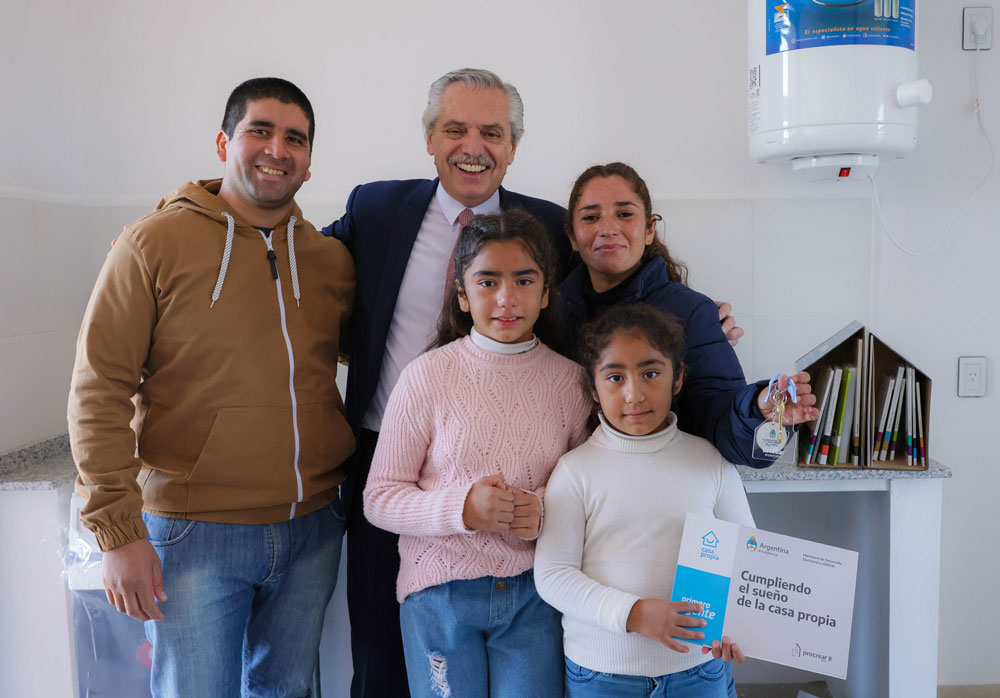 Alberto Fernández junto a una de las familias beneficiarias