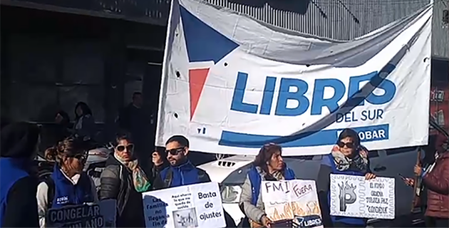 Manifestación de Libres del Sur frente a la sucursal de Coto en Escobar
