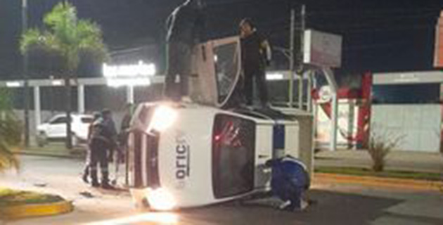 Un patrullero que se dirigía a un intento de robo chocó y volcó en la ruta 25