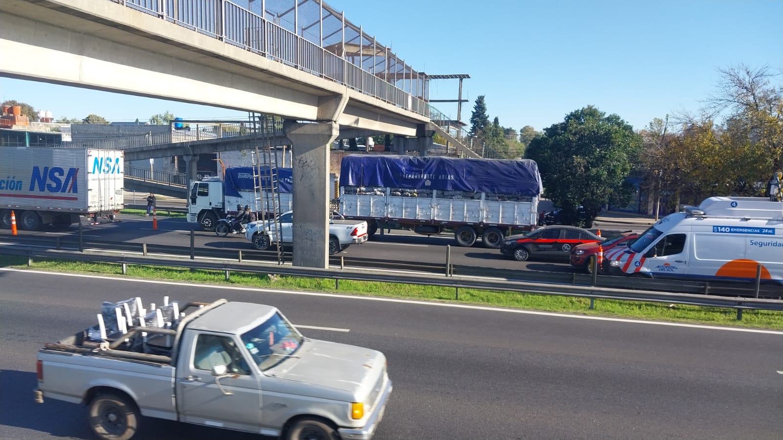 Sigue grave la mujer que se arrojó desde una pasarela a la autopista en Garín
