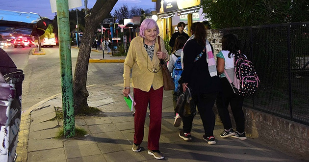 Un canto a la vida: tiene 101 años y retomó sus estudios secundarios