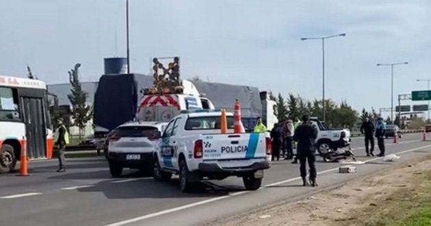 Motociclista murió al chocar contra un auto sobre la autopista en Garín