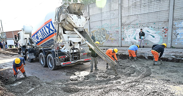 Pavimentan con hormigón 16 cuadras del barrio Villa Angélica