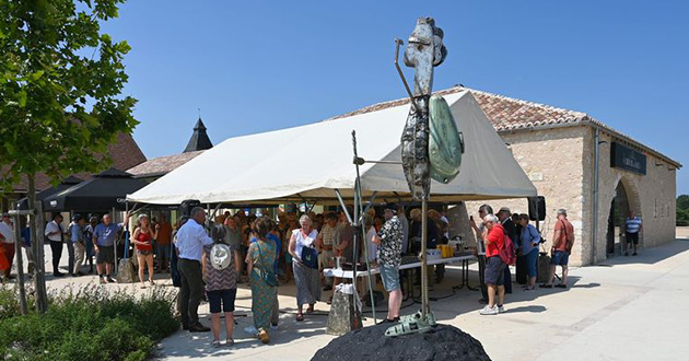 Un artista de Maschwitz inauguró una escultura en un pueblo de Francia