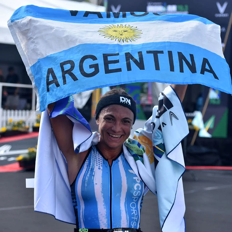 Minaglia con la bandera de Argentina en el Ironman de Finlandia