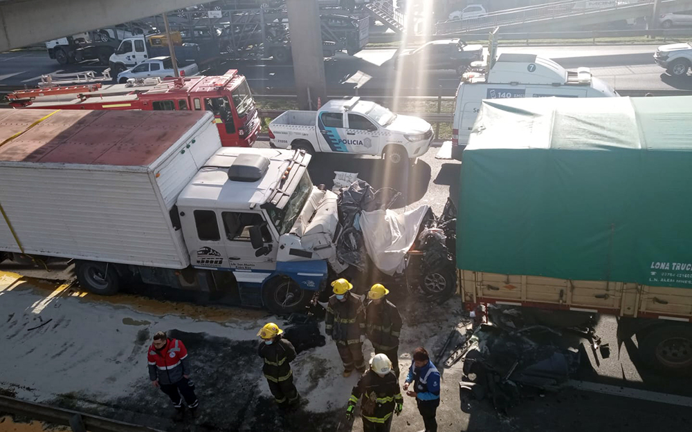 Choque fatal entre 4 camiones y un auto en Panamericana: dos muertos