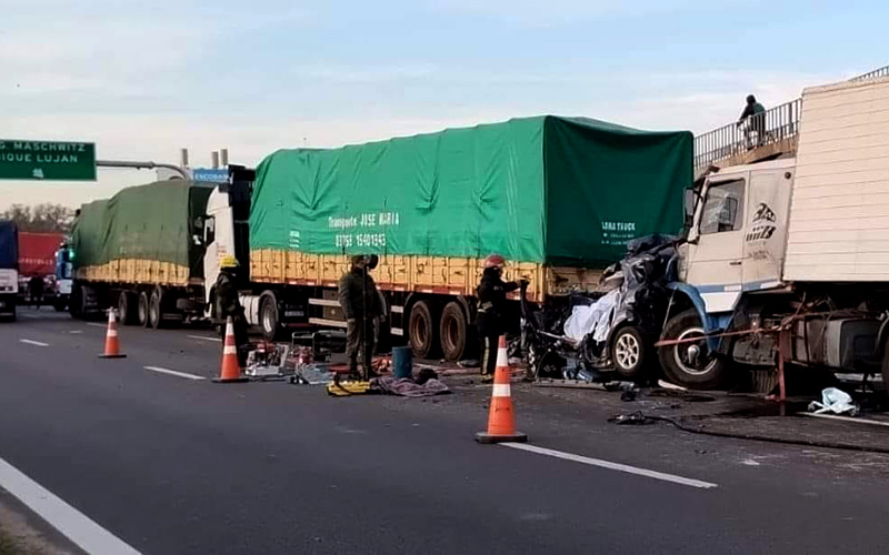 camioneta aplastada entre camiones