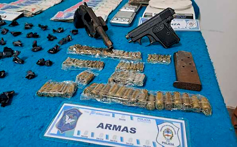 armas, municiones y drogas