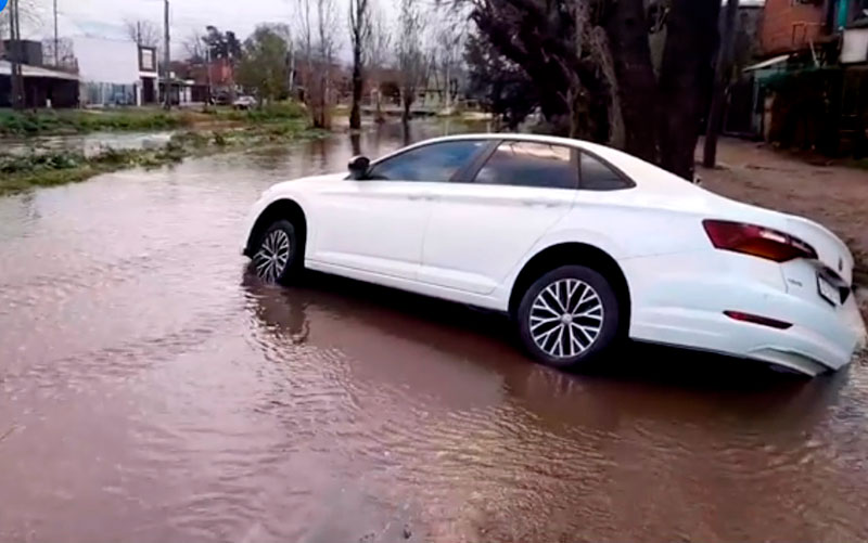 auto caído en una zanja