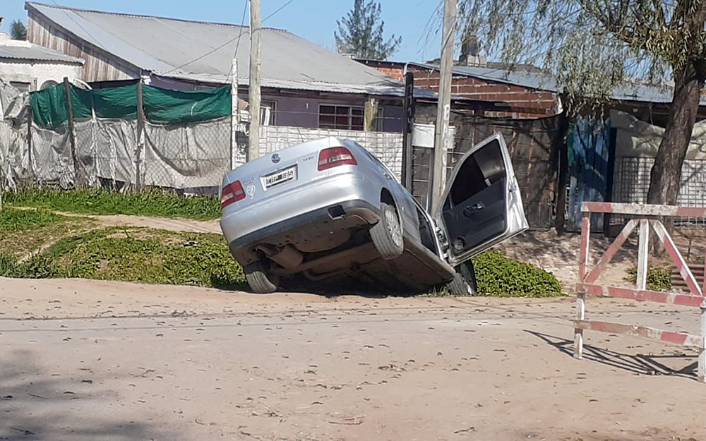Robaron un auto en Garín, cayeron a una zanja y lo dejaron abandonado