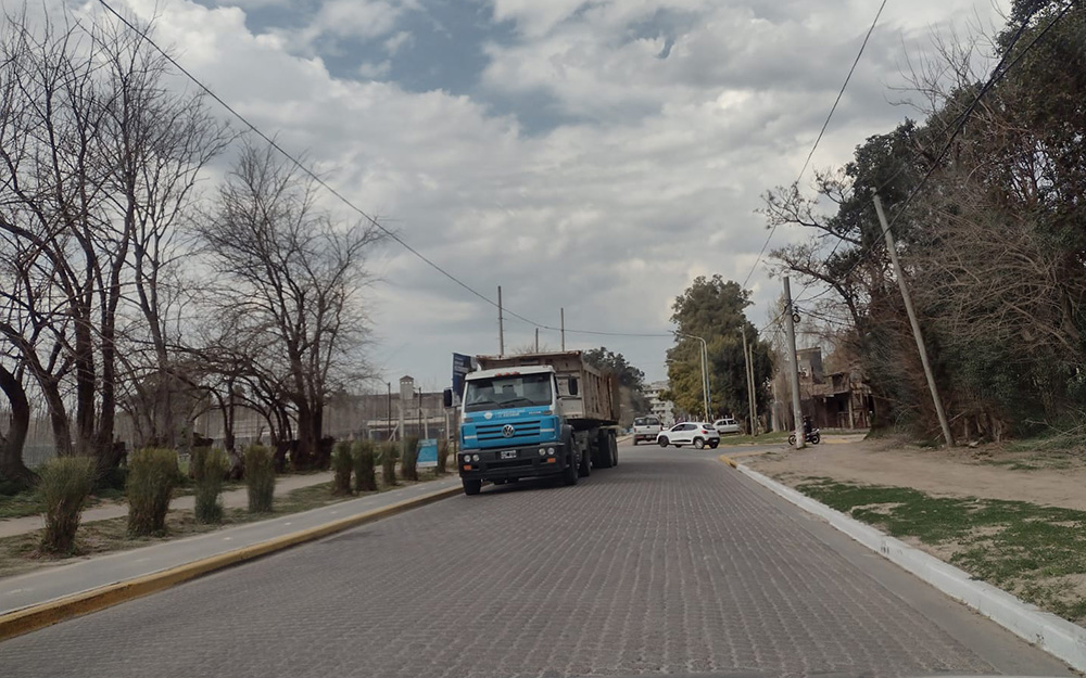 camión transitando por la calle Sarmiento