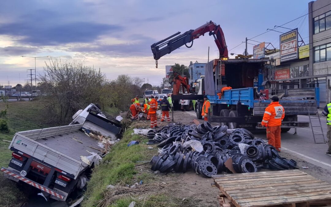 Tremendo despiste y vuelco de un camión en el kilómetro 43 de la Panamericana
