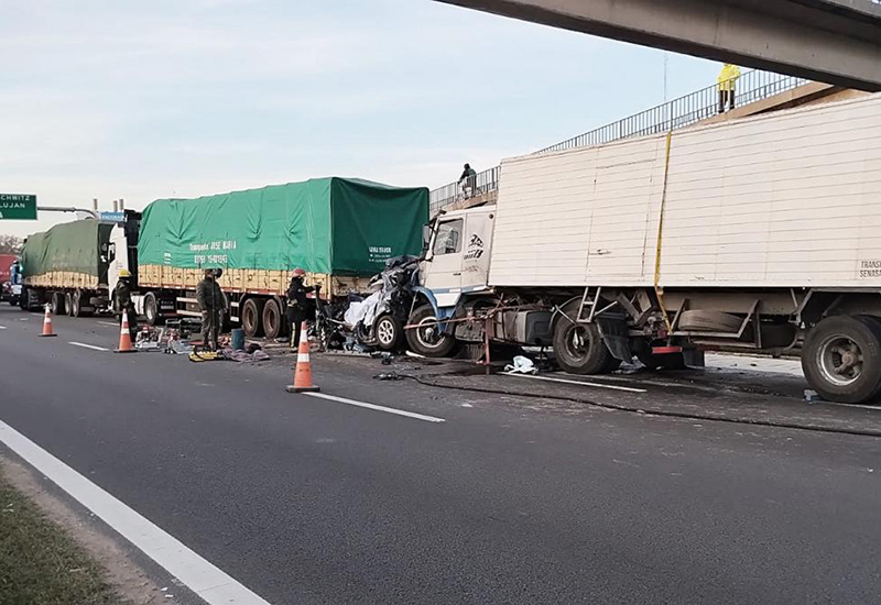 auto chocado por camiones