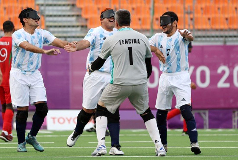 Dar&iacute;o Lencina festeja con compa&ntilde;eros