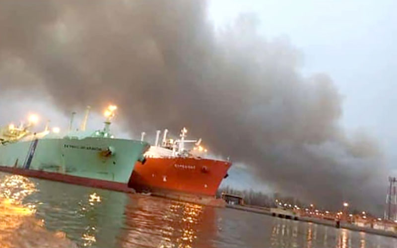 humareda sobre el buque regasificador