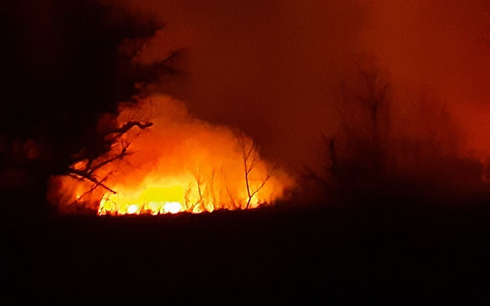 Impresionante incendio de pastizales cerca del Club Jardín Náutico de Escobar