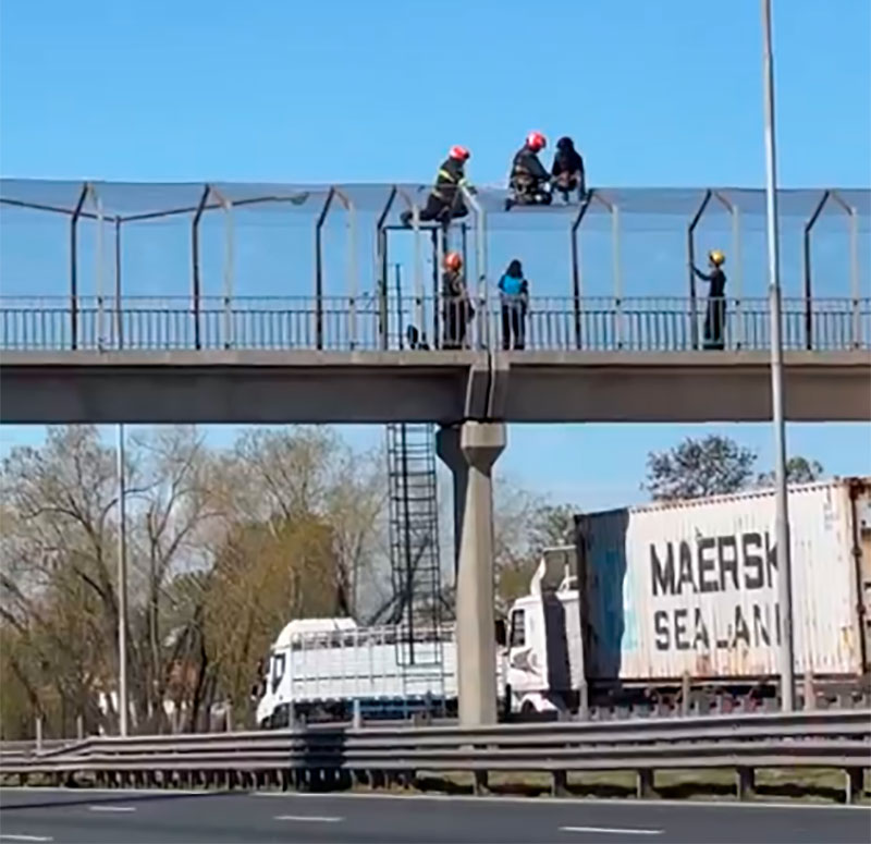 intento de suicido: bombeos rescatan al joven