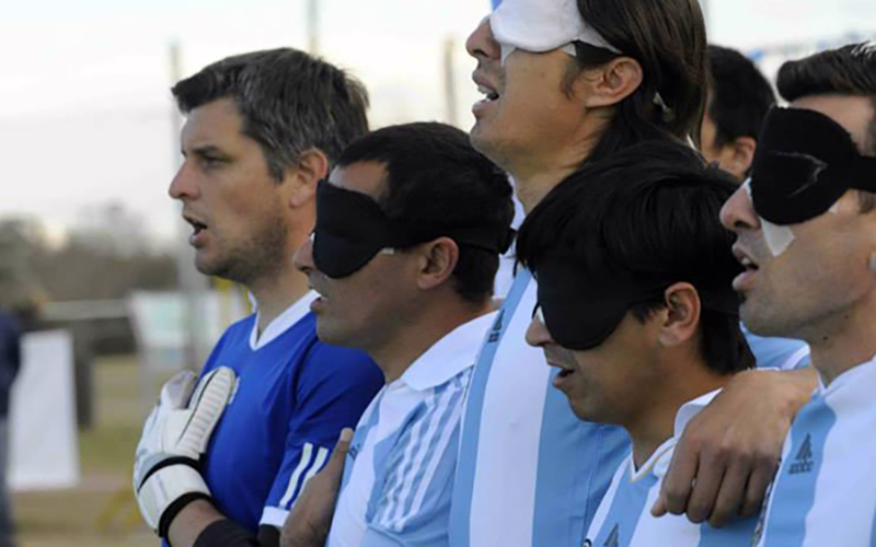 Dar&iacute;o Lencina entona el himno con compa&ntilde;eros