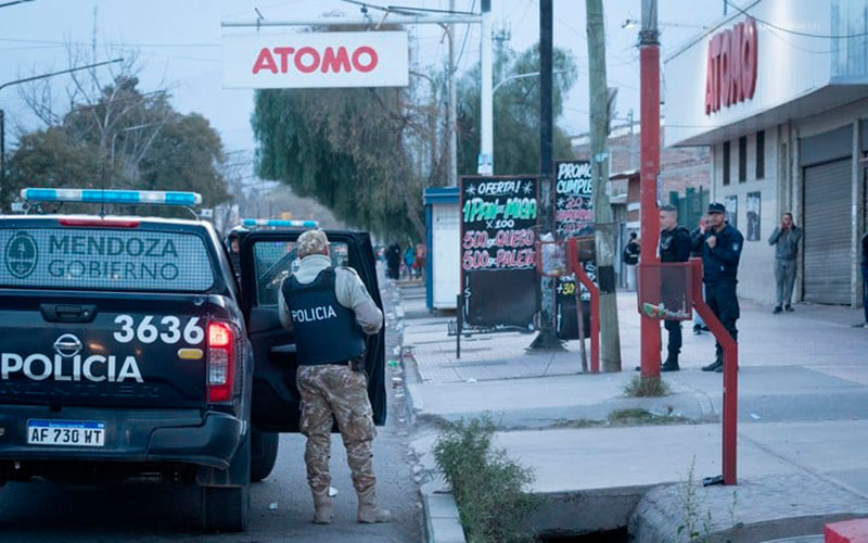 Supermercado Atomo de Mendoza custodiado por policías