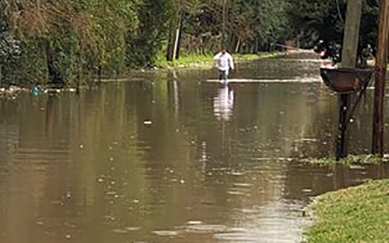 calle Mermoz anegada