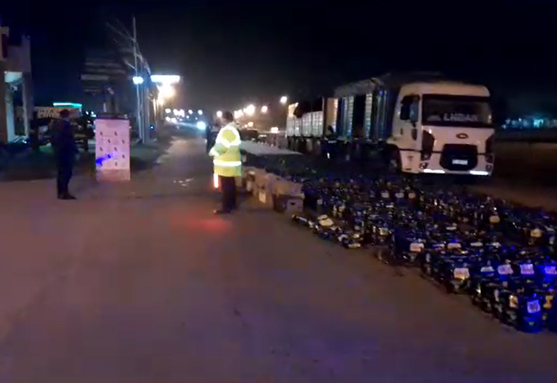 camión detenido y envases de jabón líquido en la calle