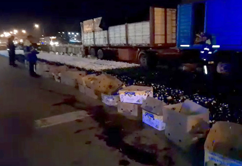 camión detenido y envases de jabón líquido en la calle