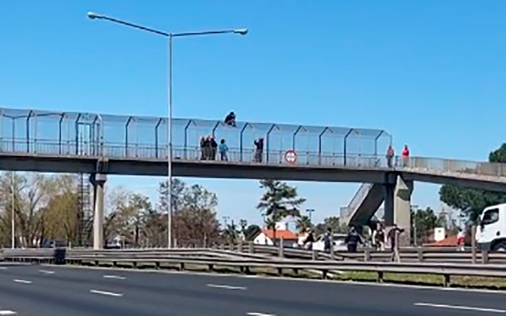 suicidio-panamericana joven amenaza quitarse la vida en puente peatonal