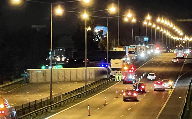 semirremolque de camión volcado en al autopista