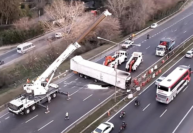 camión con semiacoplado volcado en la autopista