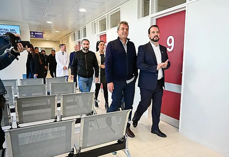 Sergio Massa y Ariel Sujarchuk recorren el hospital