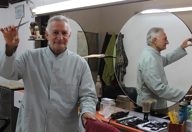 Beto Puzzo en su peluquería