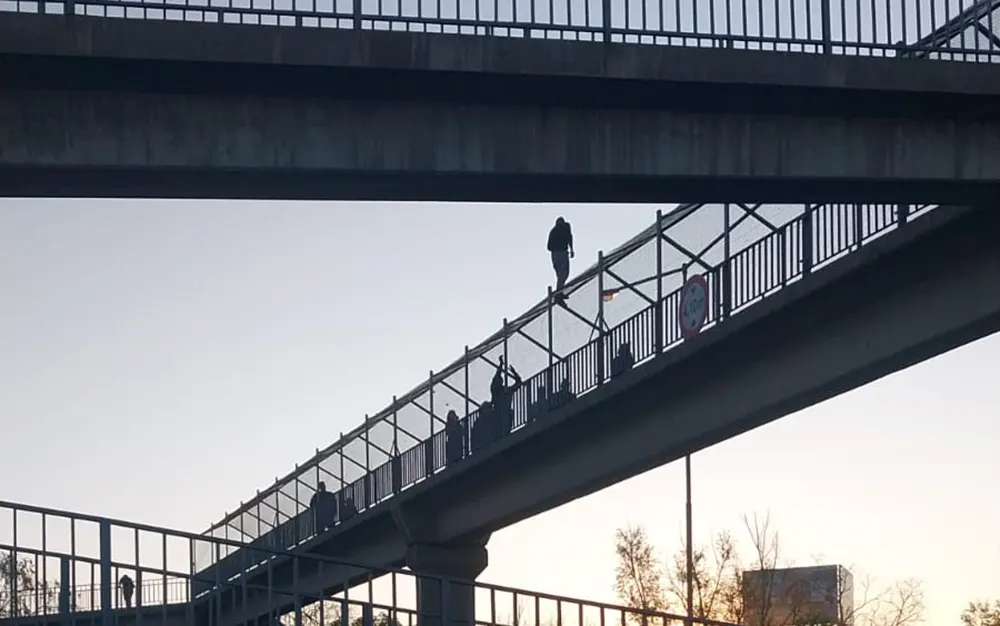 Amenazó con tirarse de una pasarela y la autopista estuvo tres horas colapsada