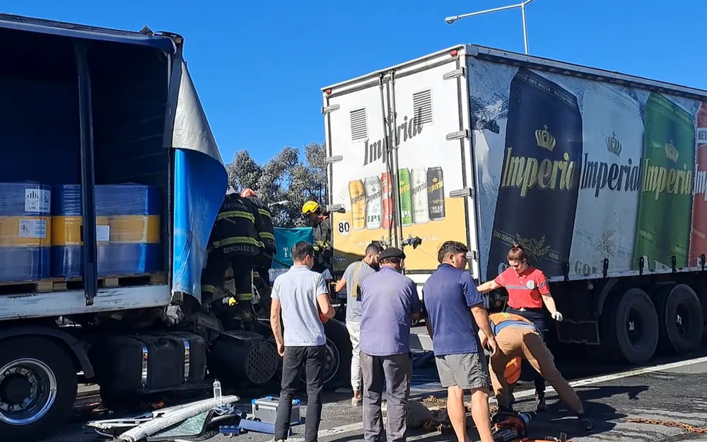 Choque entre camiones en Panamericana: un conductor quedó atrapado