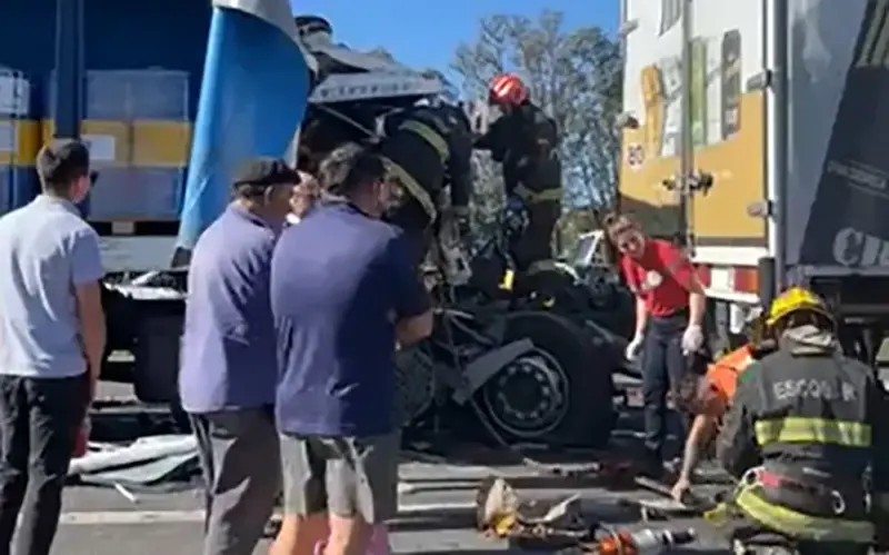 socorristas rescatan al conductor atrapado en un camión
